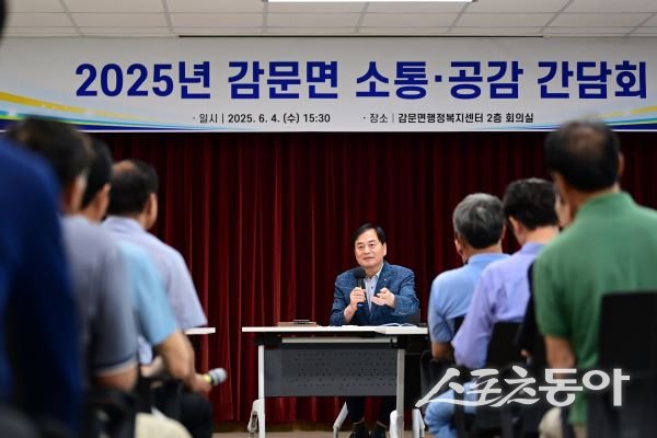 배낙호 김천시장이 4일 ‘2025 감문면 소통 간담회’에서 이야기하고 있는 모습. 사진제공|김천시