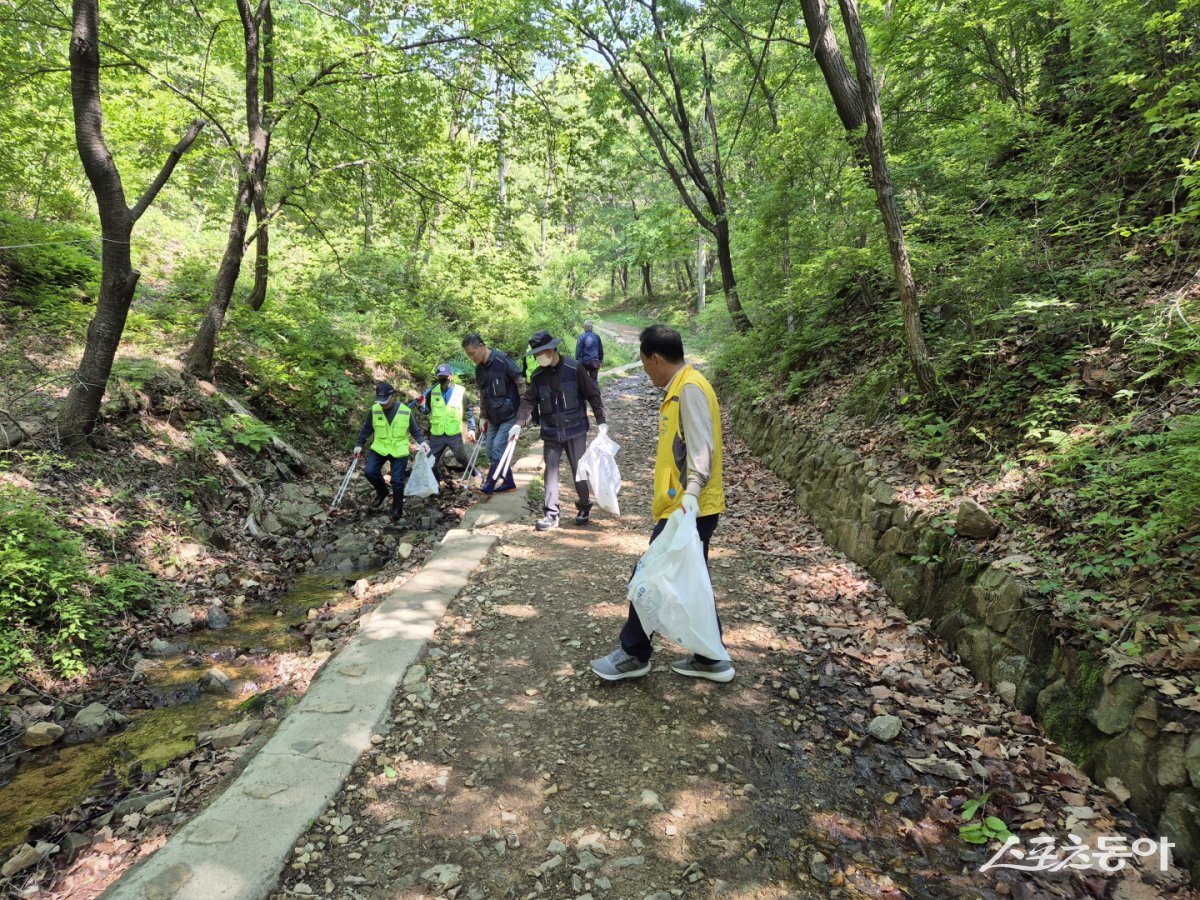 주민과 함께 환경정화 및 안전예방 활동을 진행하며 안전한 마을을 만들어 나간다. 사진제공｜시흥시