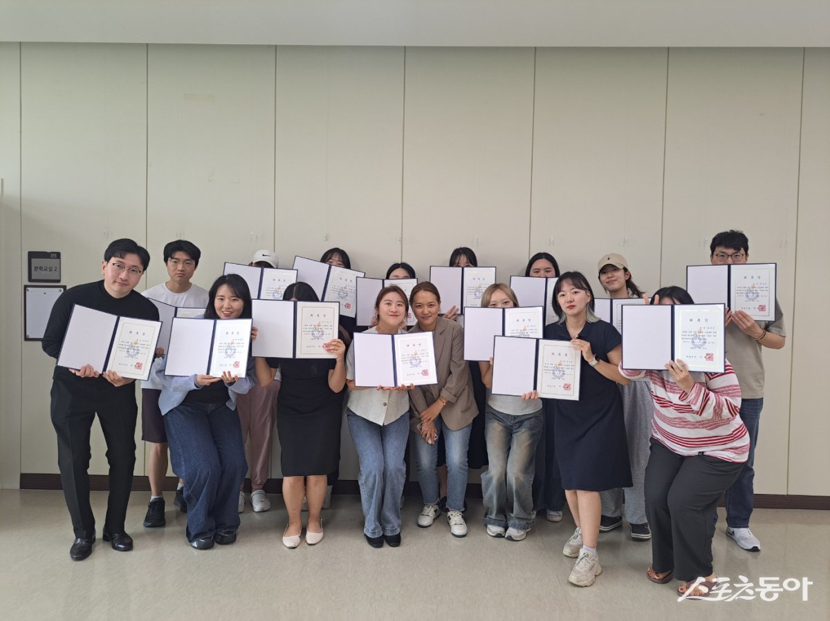 ‘청년명예크리에이터 양성 과정’을 수료한 16명의 ‘청년명예크리에이터’ 들이 기념사진을 촬영하고 있다. 사진제공|하남시