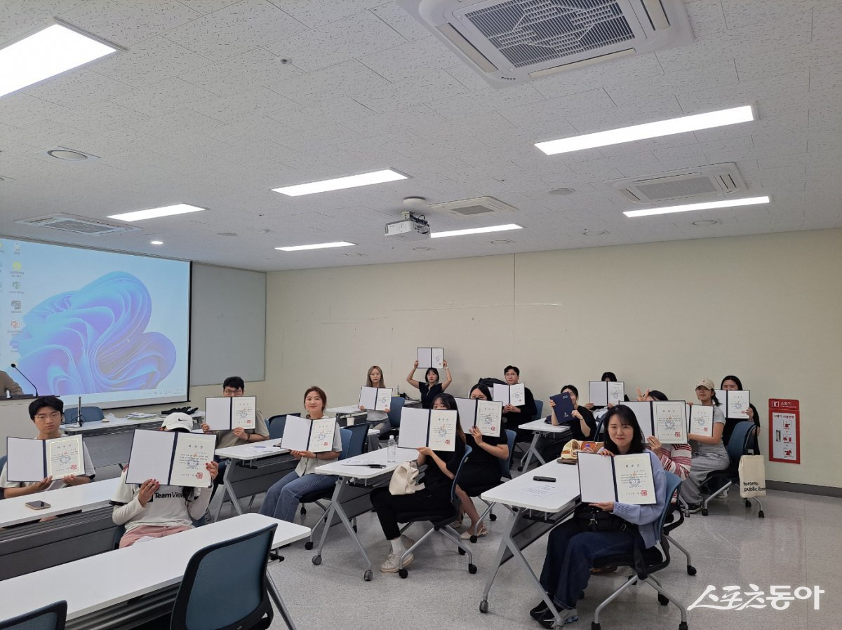 ‘청년명예크리에이터 양성 과정’을 수료한 16명의 ‘청년명예크리에이터’ 들이 기념사진을 촬영하고 있다. 사진제공|하남시