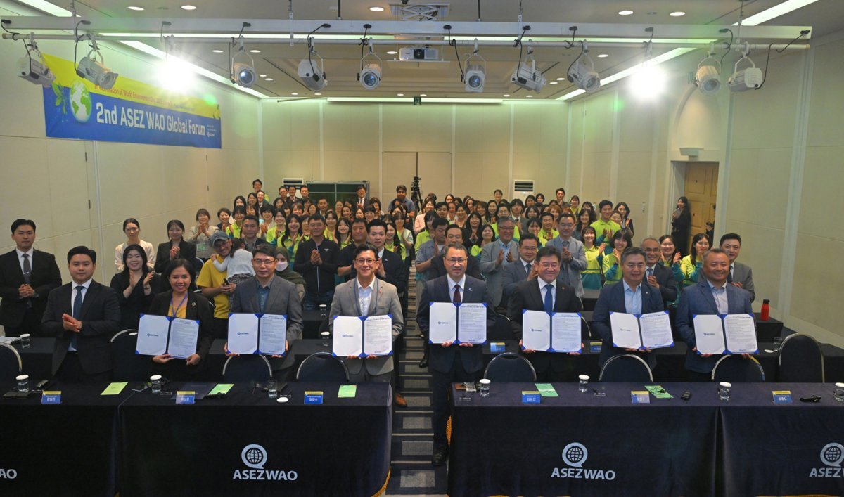 제주에서 4일 열린 ‘제2회 ASEZ WAO 글로벌 포럼’에 참여한 국내외 각계 인사들이 ‘플라스틱 오염 종식을 위한 ASEZ WAO 2040 플라스틱 프리 캠페인 지지서명서’에 사인하며, 청년들의 활동을 응원했다. 