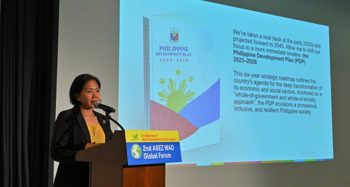 ‘2025 세계 환경의 날’ 참석차 한국을 방문한 팔룸바릿 미셸 필리핀대학교 정부 및 지도자 국제교육센터장이 ‘제2회 ASEZ WAO 글로벌 포럼’에서 강연하는 모습. 