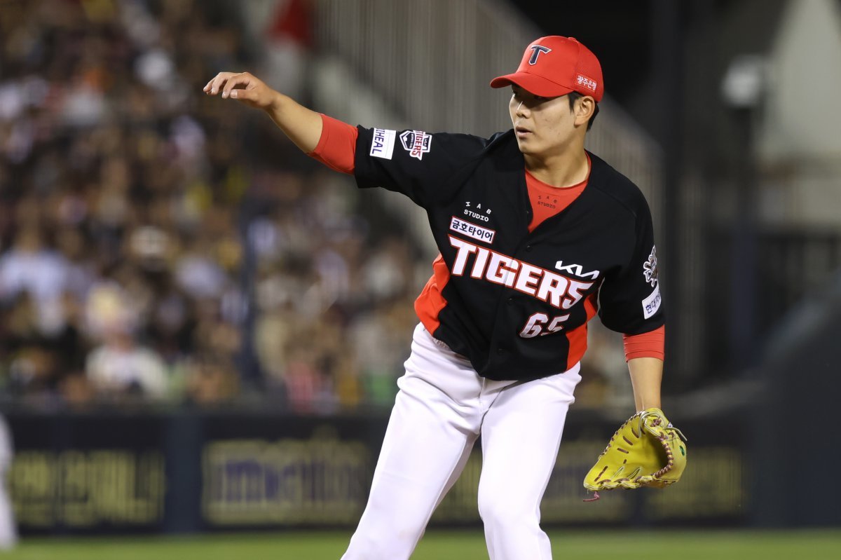 KIA 투수 성영탁은 4일 잠실 두산전에서 구원 등판해 1이닝 무안타 무4사구 무실점으로 생애 첫 홀드를 따냈다. 사진제공｜KIA 타이거즈