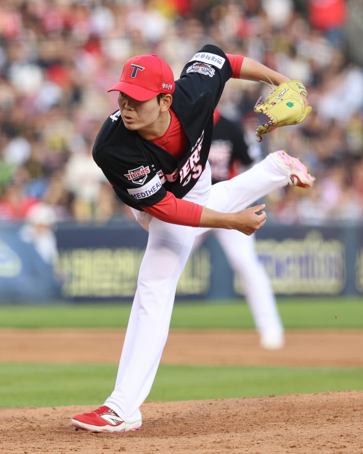 KIA 투수 성영탁은 4일 잠실 두산전에서 구원 등판해 1이닝 무안타 무4사구 무실점으로 생애 첫 홀드를 따냈다. 사진제공｜KIA 타이거즈