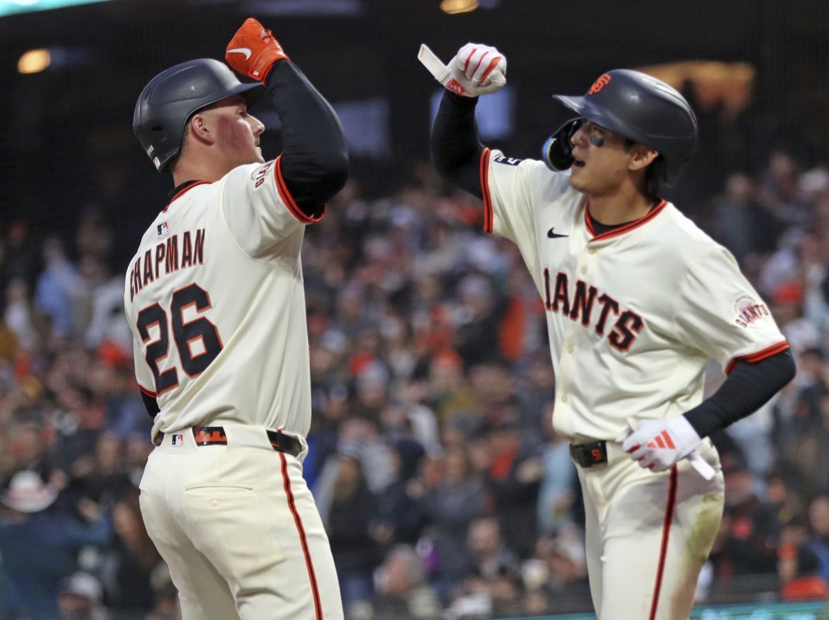 샌프란시스코 이정후(오른쪽)는 5일(한국시간) 오라클파크에서 열린 ‘2025 메이저리그’ 샌디에이고전에서 2번타자 중견수로 선발 출전해 3타수 2안타 1타점 1득점으로 활약했다. 샌프란시스코(미 캘리포니아주)|AP뉴시스