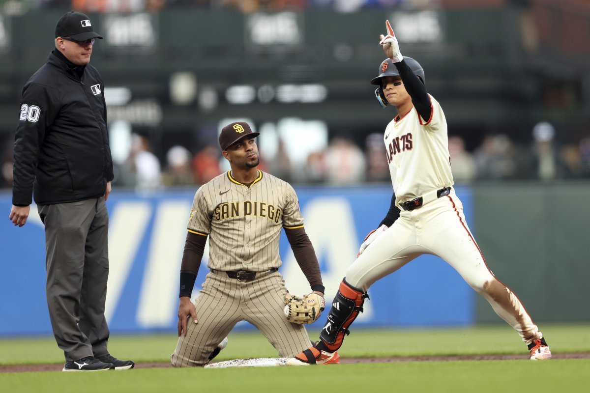 샌프란시스코 이정후(오른쪽)는 5일(한국시간) 오라클파크에서 열린 ‘2025 메이저리그’ 샌디에이고전에서 2번타자 중견수로 선발 출전해 3타수 2안타 1타점 1득점으로 활약했다. 샌프란시스코(미 캘리포니아주)|AP뉴시스