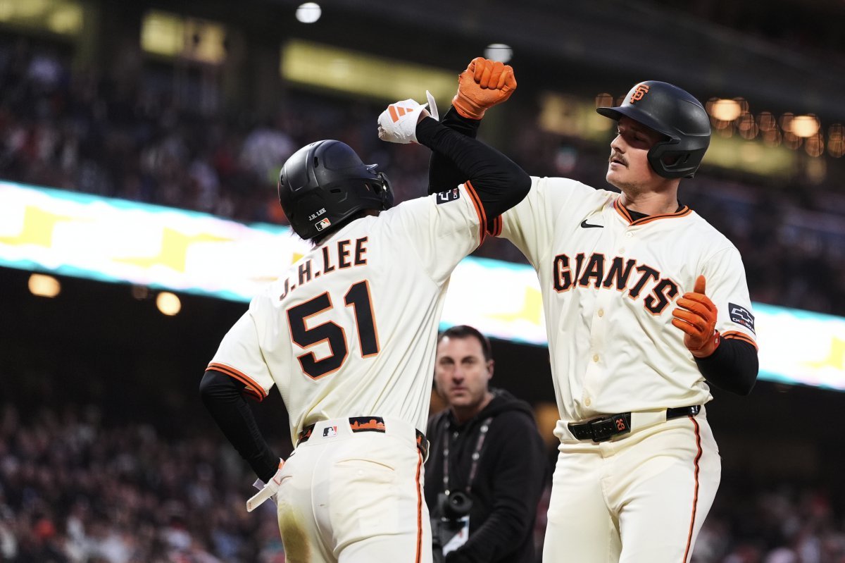 샌프란시스코 이정후(왼쪽)는 5일(한국시간) 오라클파크에서 열린 ‘2025 메이저리그’ 샌디에이고전에서 2번타자 중견수로 선발 출전해 3타수 2안타 1타점 1득점으로 활약했다. 샌프란시스코(미 캘리포니아주)|AP뉴시스