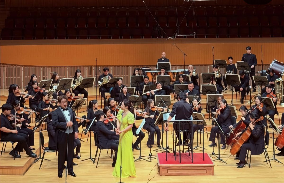 테너 윤정수, 메조소프라노 신현선이 정병휘가 지휘하는 서울클래식오케스트라와 함께 이중창을 하고 있다.  서울클래식음악협회 제공