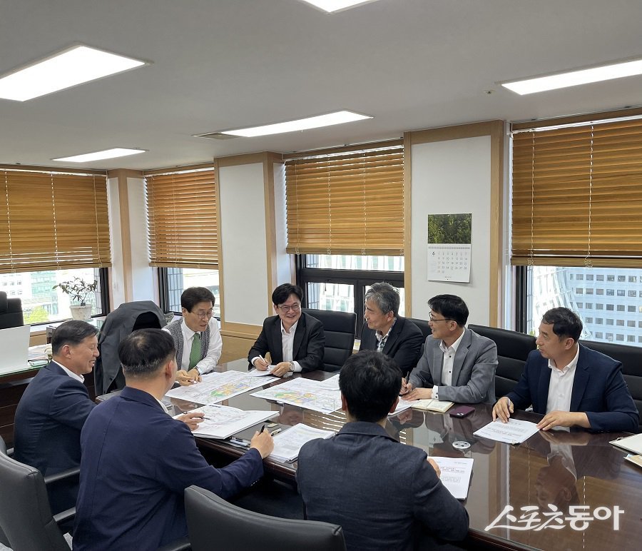 김포시는 김병수 시장과 함진규 한국도로공사 사장을 비롯하여 관계자들이 상호 협력 방안에 대하여 논의하고 있다. 사진제공｜김포시청