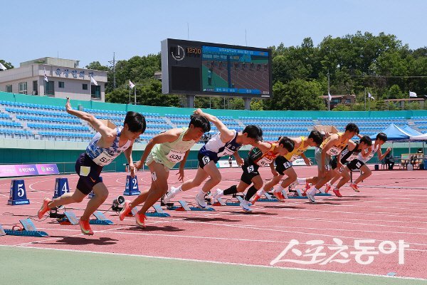 예천군에서 5일 ‘제53회 KBS배 전국육상경기대회’가 열려 선수들이 힘차게 뛰어나가고 있는 모습. 사진제공｜예천군