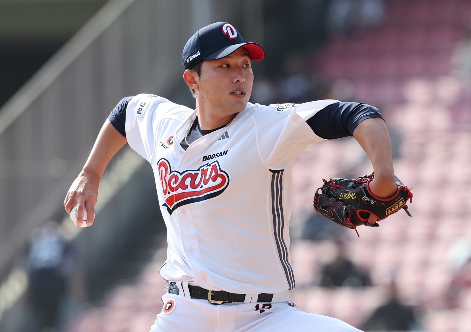 두산의 필승계투요원으로 활약했던 홍건희가 자유계약선수 신분이 됐다. 2024시즌을 앞두고 두산과 체결한 2+2년 계약의 ‘+2’ 옵션을 실행하지 않고 자유의 몸이 된 것이다. 홍건희가 보상에 구애받지 않고 10개 구단과 자유롭게 협상할 수 있게 되면서 FA 시장에도 지각변동이 일어날 전망이다. 두산 시절 홍건희. 스포츠동아 DB