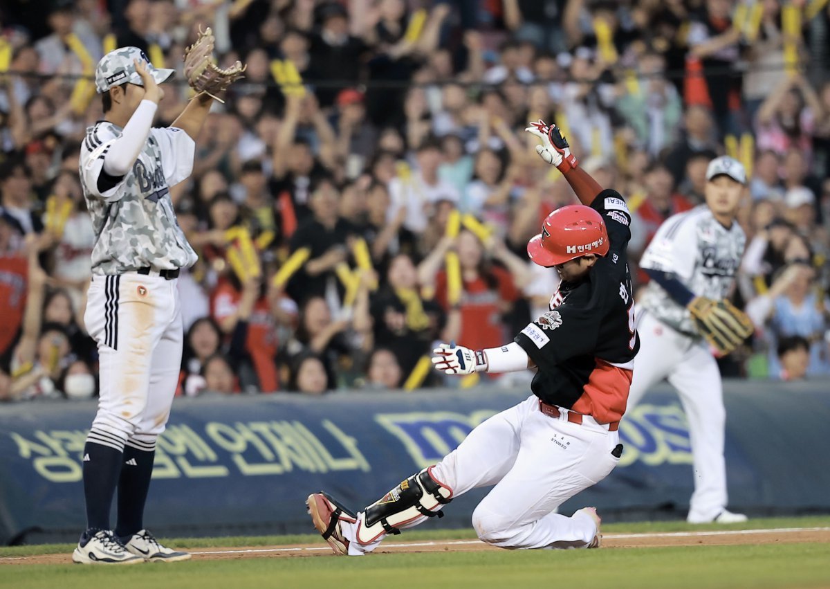 KIA 포수 한준수(오른쪽)는 5일 잠실 두산전에서 생애 첫 3루타를 기록했다. 잠실|뉴시스
