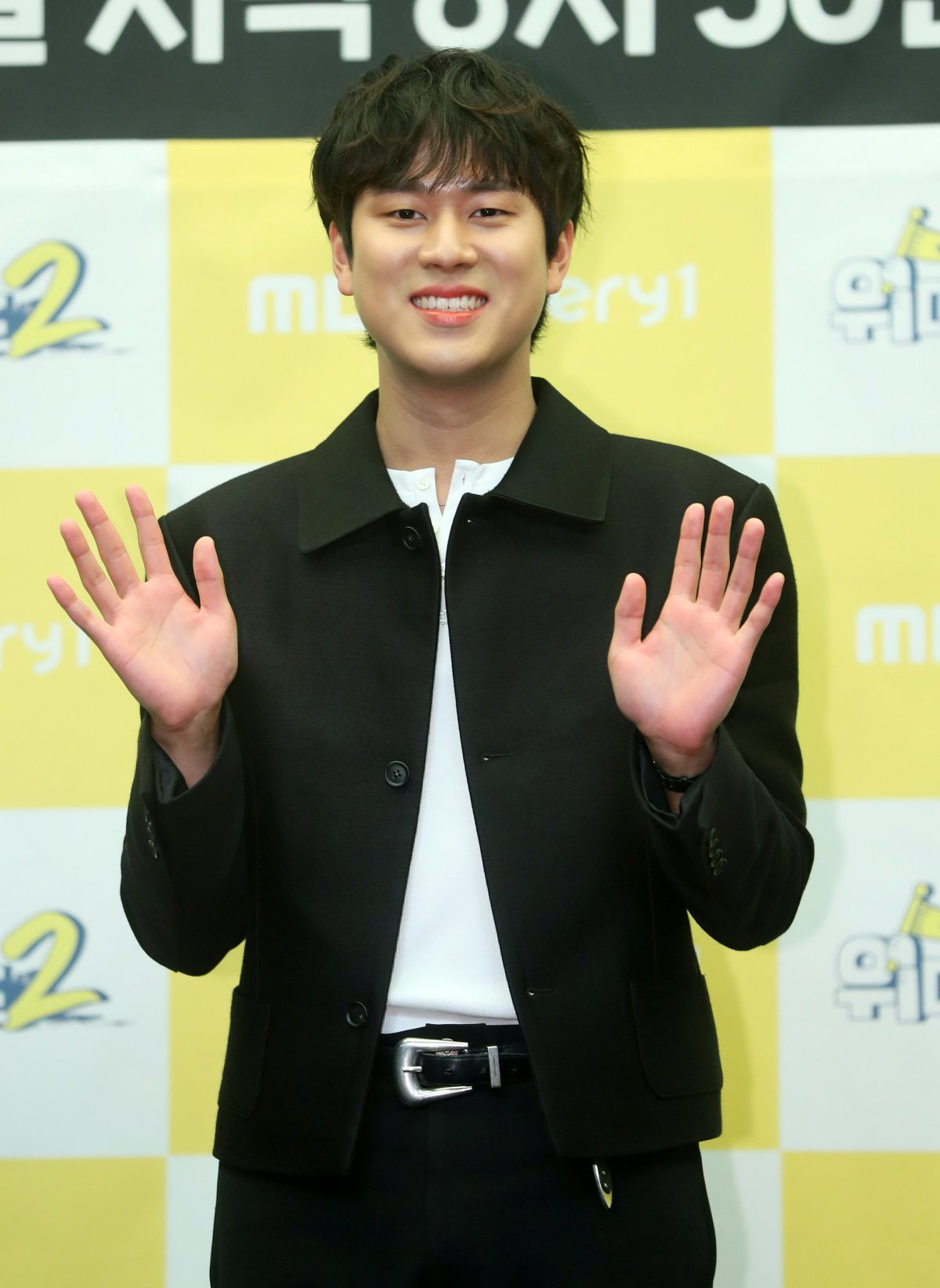 가수 이무진이 천안 K-컬처박람회 리허설 도중 현장 스태프에게 무례한 언행을 당해 논란이 일고 있다. 주최 측은 사과했지만, 이무진 소속사는 강경 대응을 예고하며 사태의 엄중함을 강조했다. 뉴시스