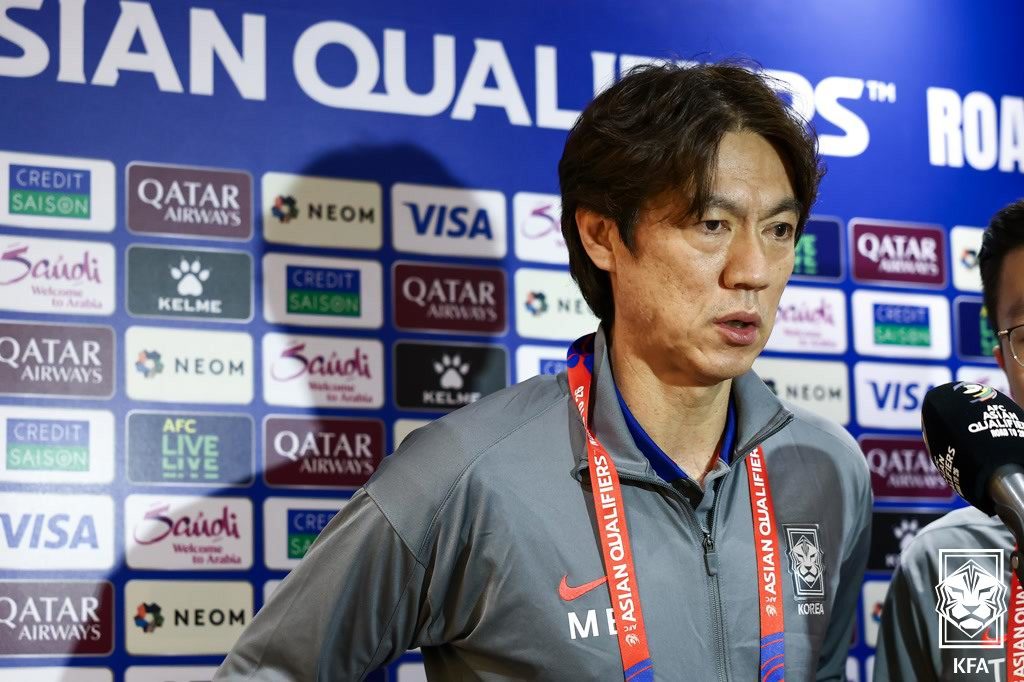 한국이 6일(한국시간) 이라크 바스라 인터내셔널 스타디움에서 열린 2026북중미월드컵 아시아 최종예선 B조 9차전 이라크와 원정경기에서 김진규와 오현규의 연속골에 힘입어 2-0 승리를 거뒀다. 경기 전 취재진과 인터뷰하는 홍명보 감독. 사진제공｜대한축구협회