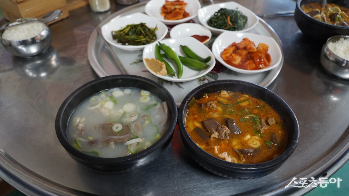 장흥 정남진토요시장 ‘한라소머리국밥’의 대표메뉴인 소머리국밥(왼쪽)과 선지국밥. 국내 대표 한우 산지답게 신선한 재료가 주는 깊은 국물 맛이 범상치 않다 장흥|김재범 기자 oldfield@donga.com