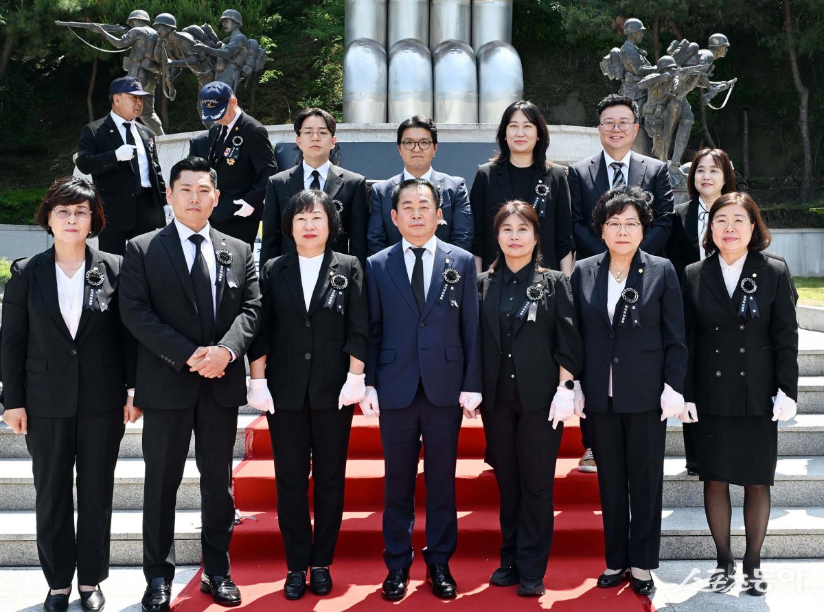 김연균 의장(앞줄 가운데)은 6일 제70회 현충일을 맞아 자일동 현충탑 광장에서 열린 추념식을 에서 기념 촬영하고 있다. 사진제공ㅣ의정부시의회