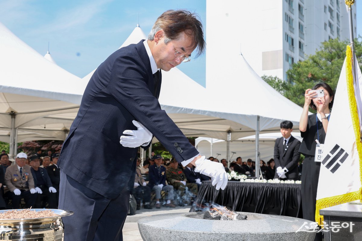 이동환 고양특례시장이 고양시 현충공원에서 열린 제70회 현충일 추념식에 참석해 분향하고 있다. 사진제공ㅣ고양시