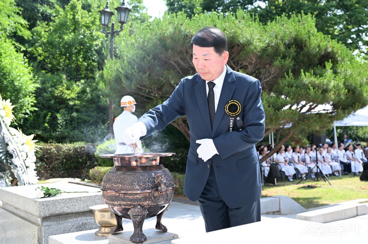 백경현 시장이 6일 인창중앙공원 현충탑에서 현충일 추념식 분향하고있다. 사진제공ㅣ구리시