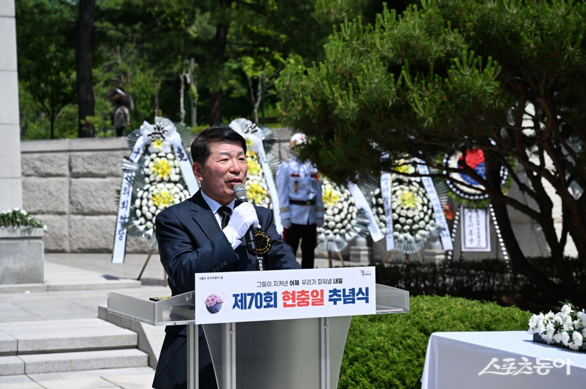 백경현 시장이 6일 인창중앙공원 현충탑에서 현충일 추념사를 하고있다. 사진제공ㅣ구리시
