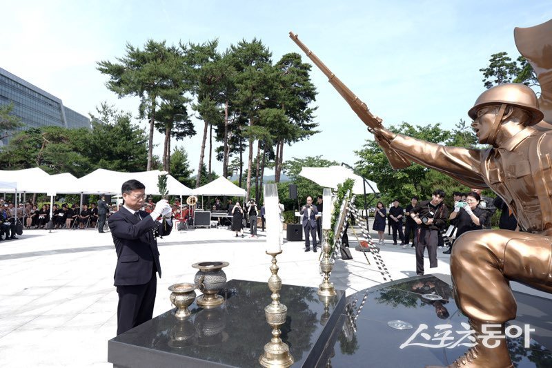 신상진 성남시장은 6일 제70회 현충일을 맞아 시청공원 내 현충탑에서 열린 추념식에서 분향하고 있다. 사진제공ㅣ성남시