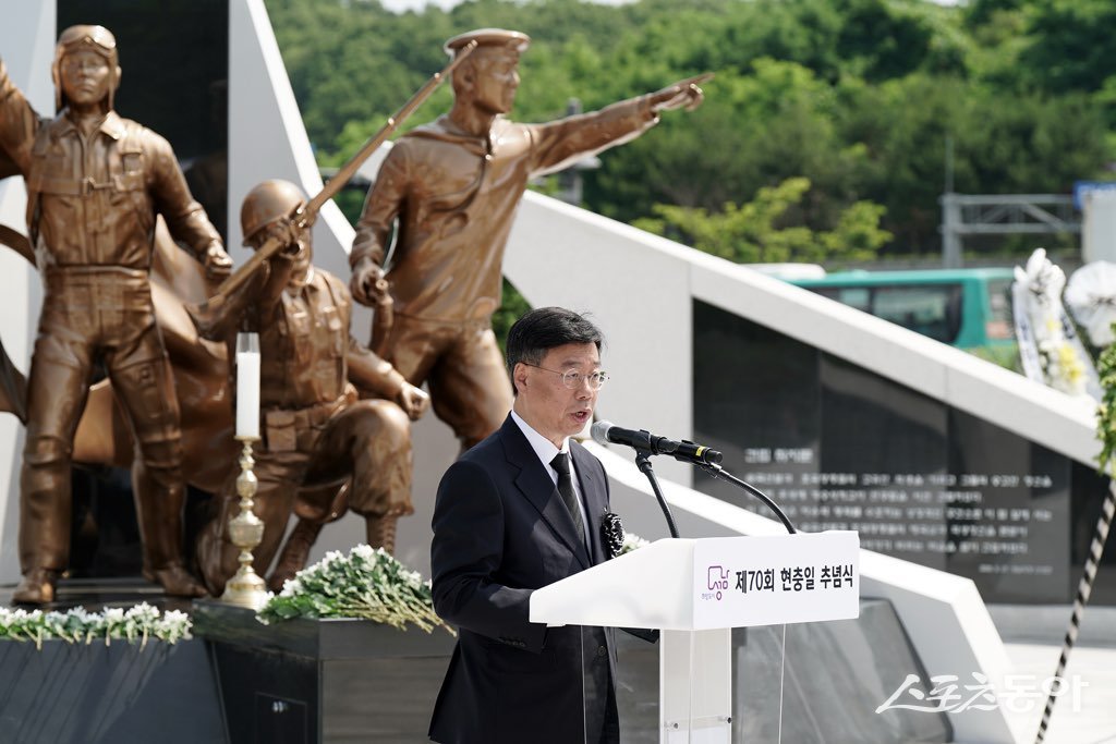 신상진 성남시장은 6일 제70회 현충일을 맞아 시청공원 내 현충탑에서 열린 추념식에서 추도사를 하고 있다. 사진제공ㅣ성남시