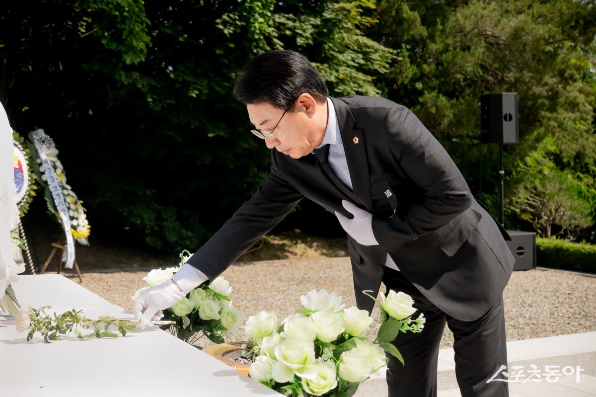 조성대 의장이 6일 일패동 현충탑에서 열린 제70회 현충일 추념식에 참석해 순국선열에 분향을 하고 있다. 사진제공ㅣ남양주시의회