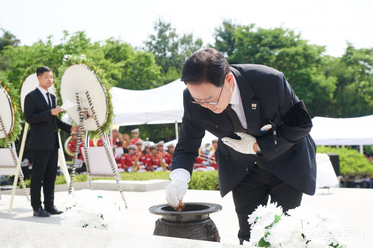 강수현 시장이 6일 시청 현충탑에서 현충일 추념식에서 분향하고 있다. 사진제공ㅣ양주시