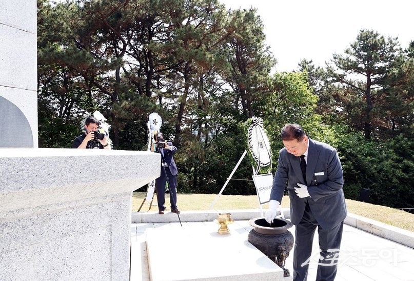 김경일 파주시장이 6일 파주시 학령산에 위치한 현충탑에서 현충일 추념식에서 분향하고 있다. 사진제공ㅣ파주시
