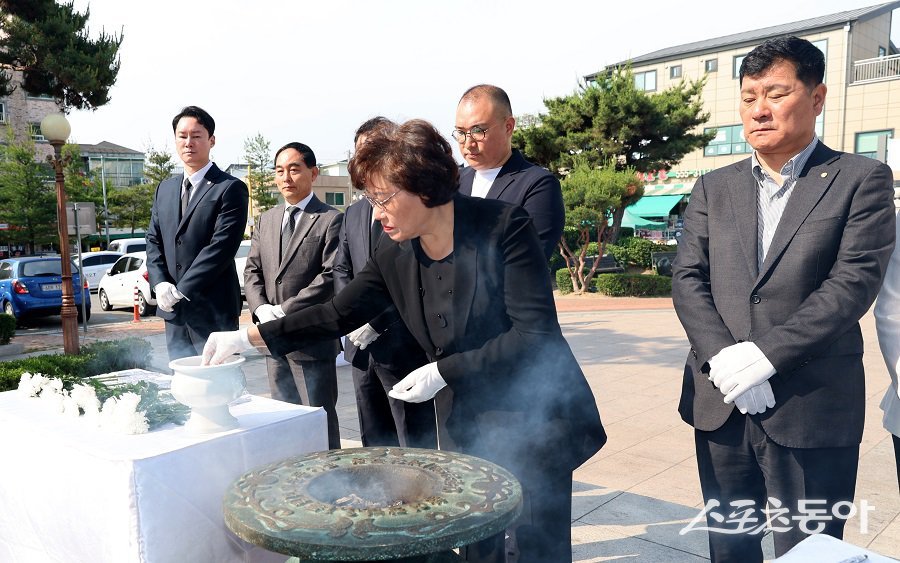 인천 계양구의회, 장기동에 위치한 ‘황어장터 3.1만세운동 기념탑’을 찾아 참배하고있다. 사진제공｜인천 계양구의회