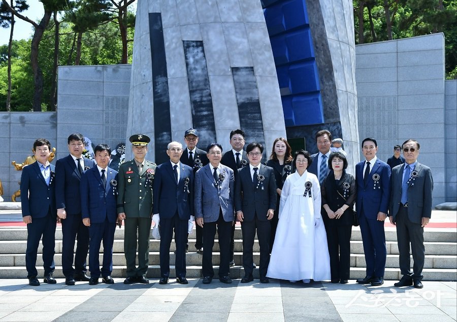 김포시, 제70회 현충일 추념식에 참석한 김병수 시장, 보훈단체장 및 기관장, 사단장이 기념촬영을 하고 있다. 사진제공｜김포시청