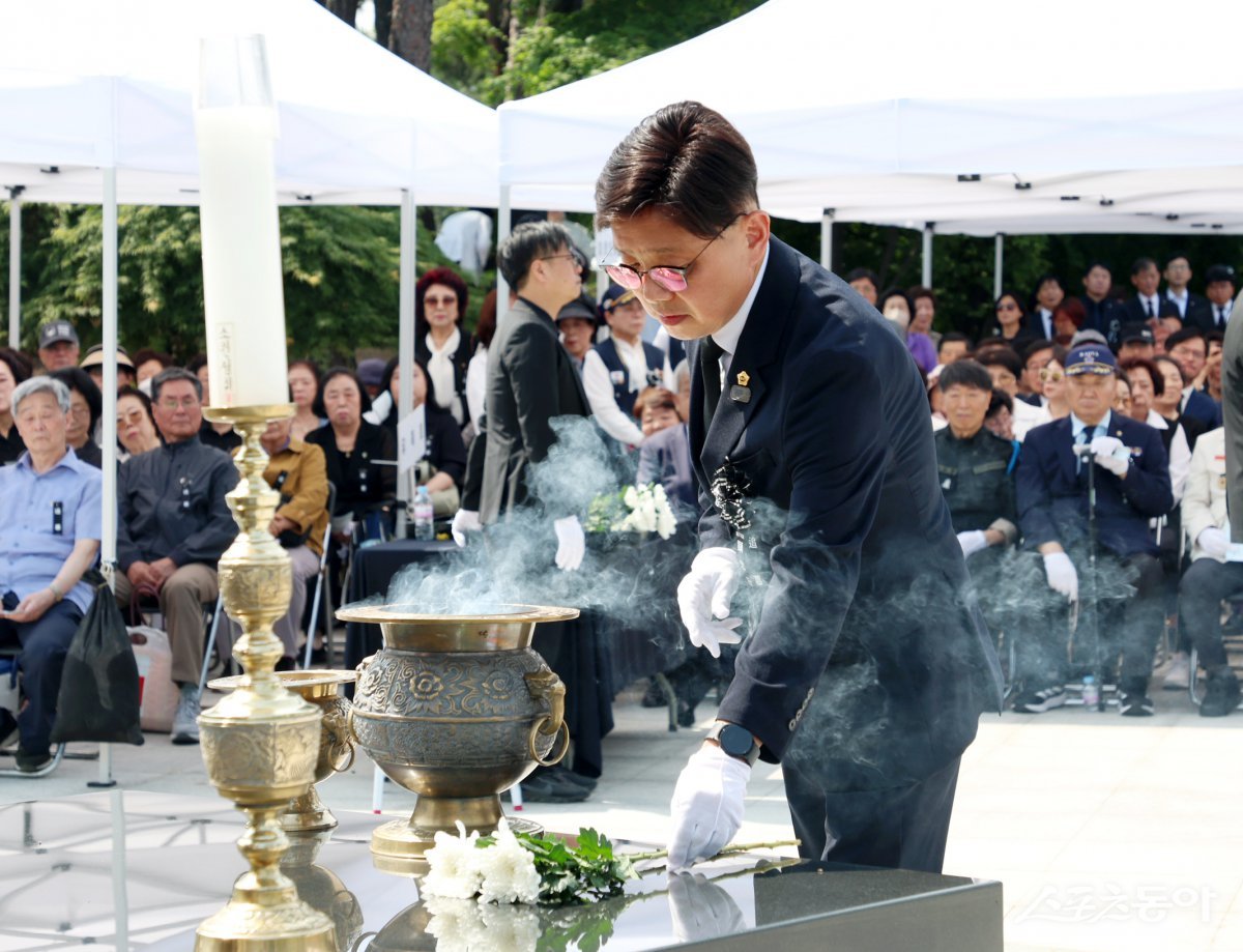안광림 부의장이 6일 시청 공원 현충탑 경내에서 열린 제70회 현충일 추념행사에서 분향하고 있다. 사진제공ㅣ성남시의회