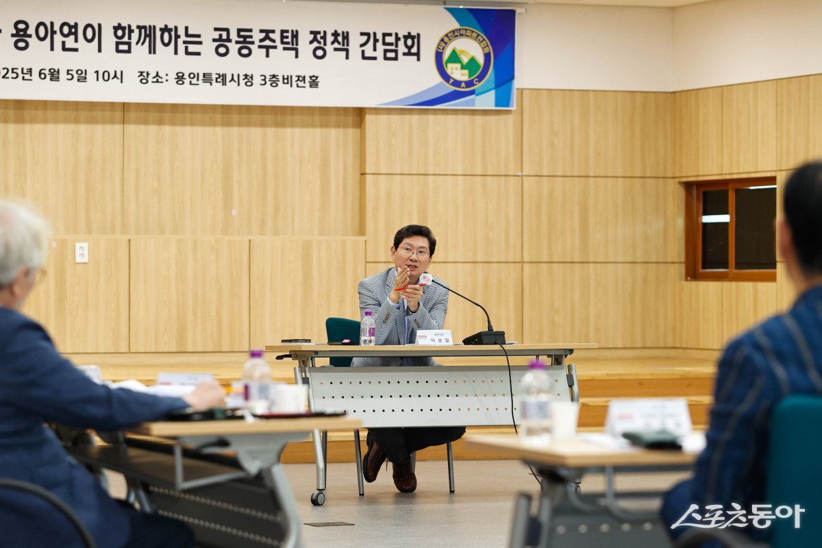 지난 5일 용인특례시청 비전홀에서 열린 (사)용인시아파트입주자 대표회의 연합회 간담회에서 이상일 시장이 의견을 말하고 있다. 사진제공|용인시