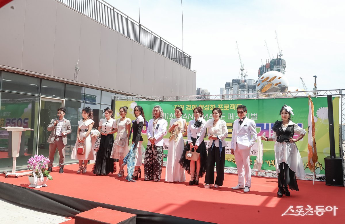 수공예작품으로 만든 옷을 입은 시니어모델들의 공연 모습. 사진제공｜시흥시