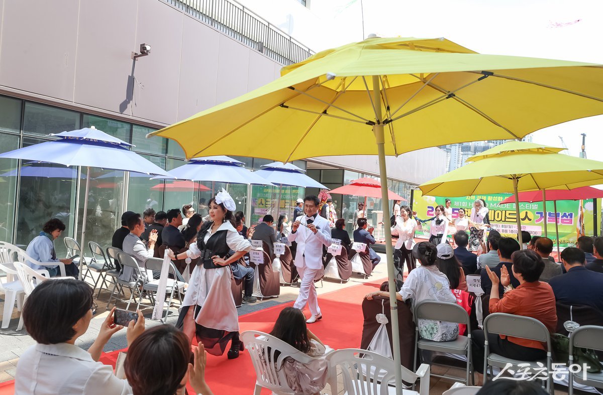 수공예작품으로 만든 옷을 입은 시니어모델들의 공연 모습. 사진제공｜시흥시