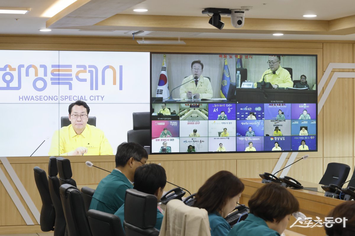 정명근 화성특례시장이 대통령 주재 ‘안전치안 점검회의’에 화상으로 참석해 중앙부처 및 전국 자치단체장들과 함께 재난·치안 대응 방안을 논의하고 있다. 사진제공｜화성시