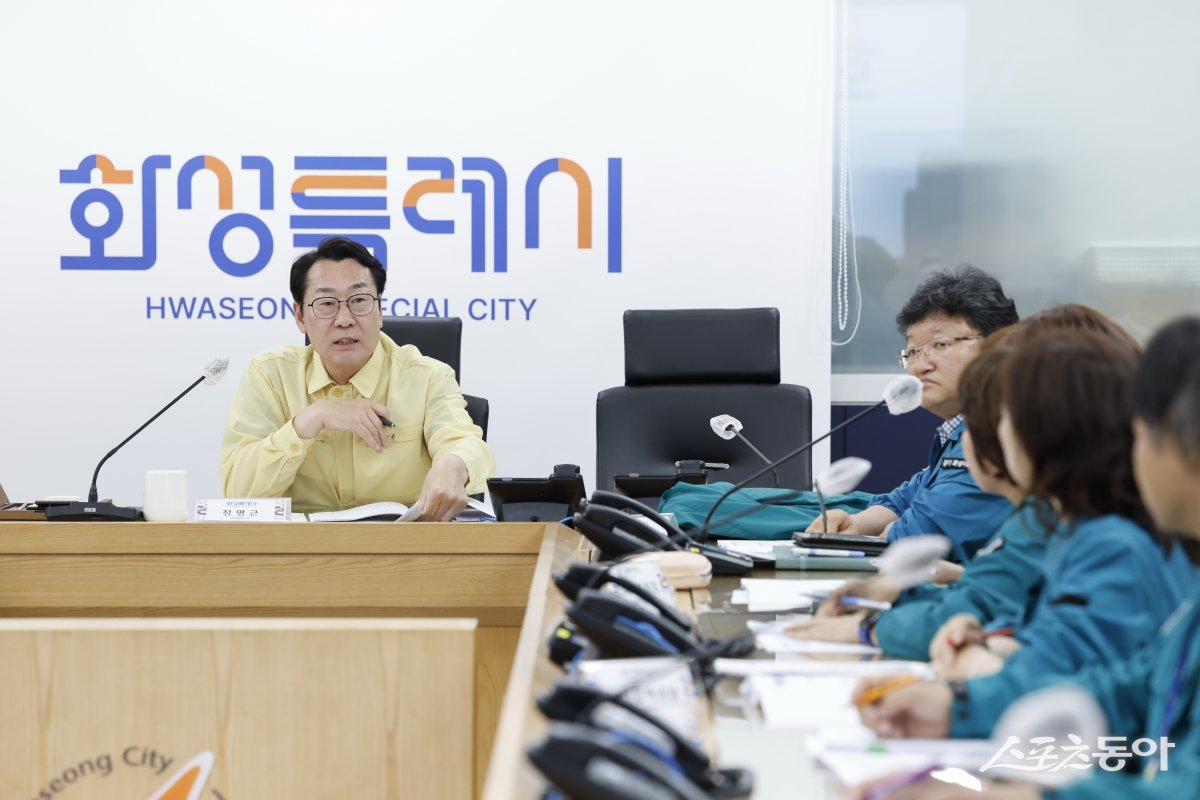 안전치안 점검회의 종료 후 열린 화성특례시 자체 회의에서 정명근 화성특례시장이 재난재해 대응 강화를 위한 후속 대책을 논의하고 있다. 사진제공｜화성시