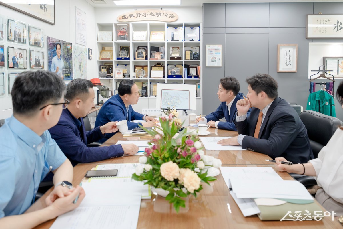 이권재 오산시장과 개혁신당 이준석 국회의원(화성을)은 지난 7일 오산시청에서 간담회를 갖고, 화성시 장지동 1131번지 일원에 추진 중인 초대형 물류센터 건립 계획의 전면 백지화를 위해 공동 대응에 나서기로 합의했다. 사진제공｜오산시