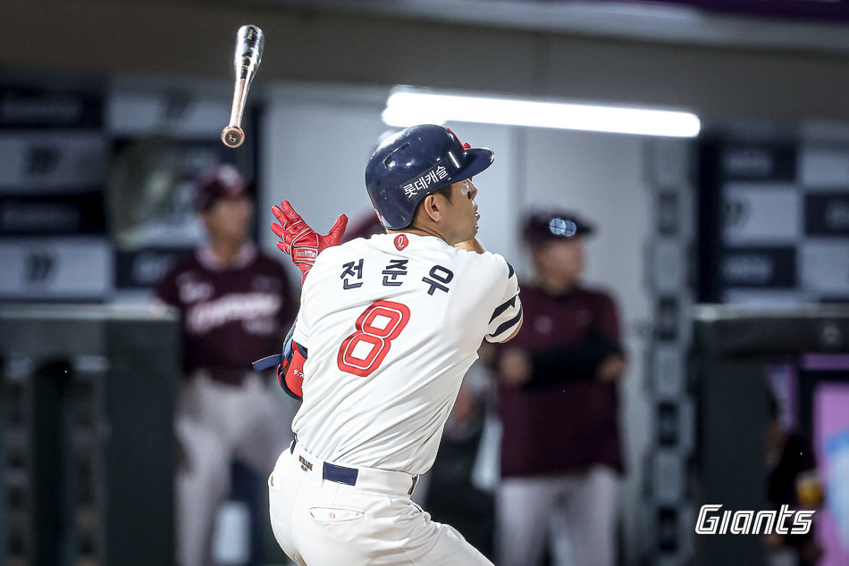 롯데 전준우가 4일 사직구장에서 열린 키움과 홈경기 7회말 무사 1루서 좌익수 키를 넘기는 2루타로 통산 2000안타를 달성하고 있다. 사진제공|롯데 자이언츠