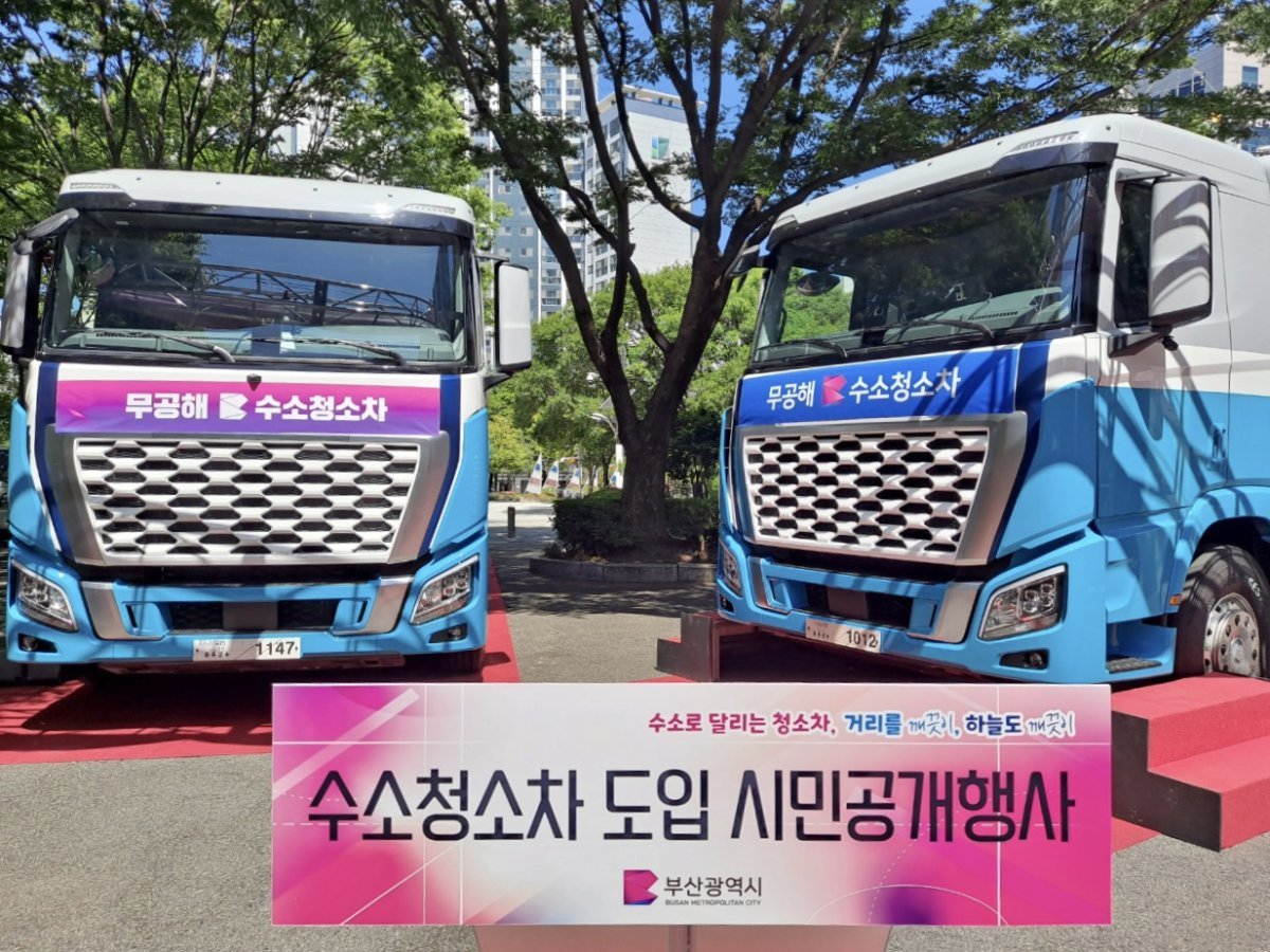 현대차는 부산시에 수소청소차를 공급한다. 사진은 부산시청 야외주차장에서 전시된 수소청소차 2종. 사진제공｜현대자동차