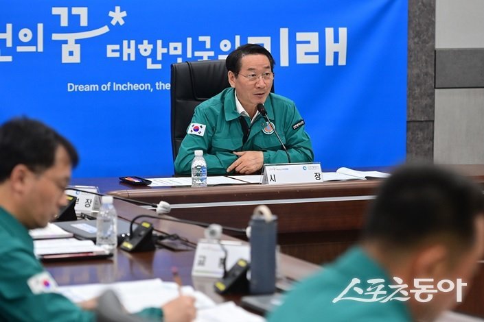 인천광역시(시장 유정복)가 행정안전부 주관 ‘2025년 재난관리평가’에서 전국 최우수기관으로 선정돼 대통령 표창을 받는다(유정복 시장 회의 모습). 사진제공｜인천시