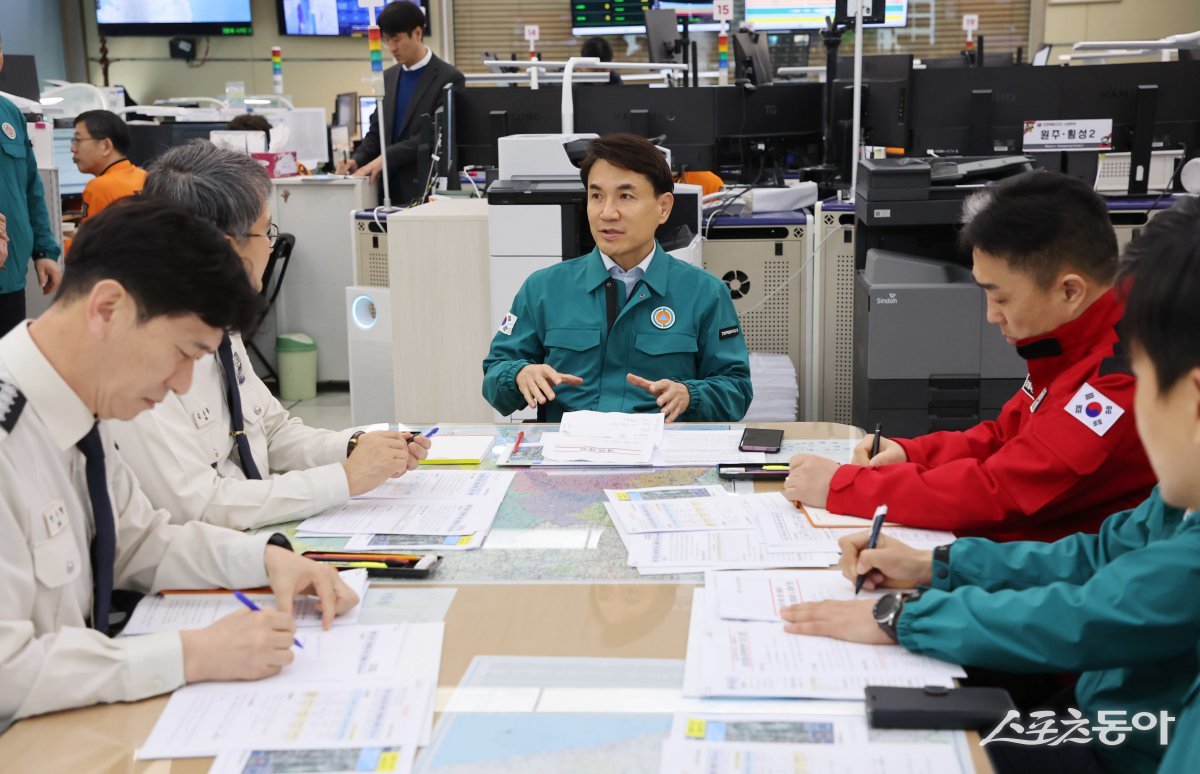 강원특별자치도(도지사 김진태)가 행정안전부 주관 ‘2025년 재난관리평가’에서 우수기관으로 선정되며, 민선 8기 출범 이후 3년 연속 우수기관의 성과를 이어갔다(김진태 지사 회의 모습). 사진제공｜강원도