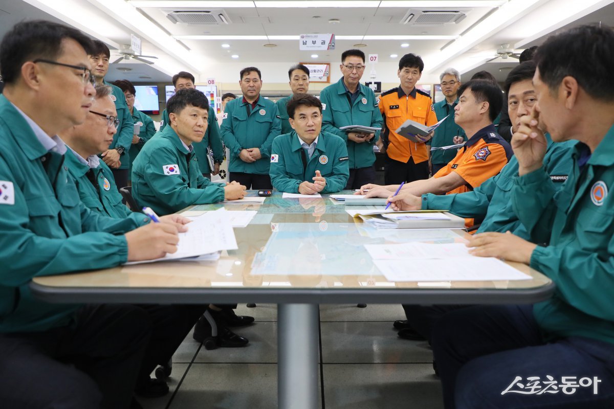 강원특별자치도(도지사 김진태)가 행정안전부 주관 ‘2025년 재난관리평가’에서 우수기관으로 선정되며, 민선 8기 출범 이후 3년 연속 우수기관의 성과를 이어갔다(김진태 지사 회의 모습). 사진제공｜강원도