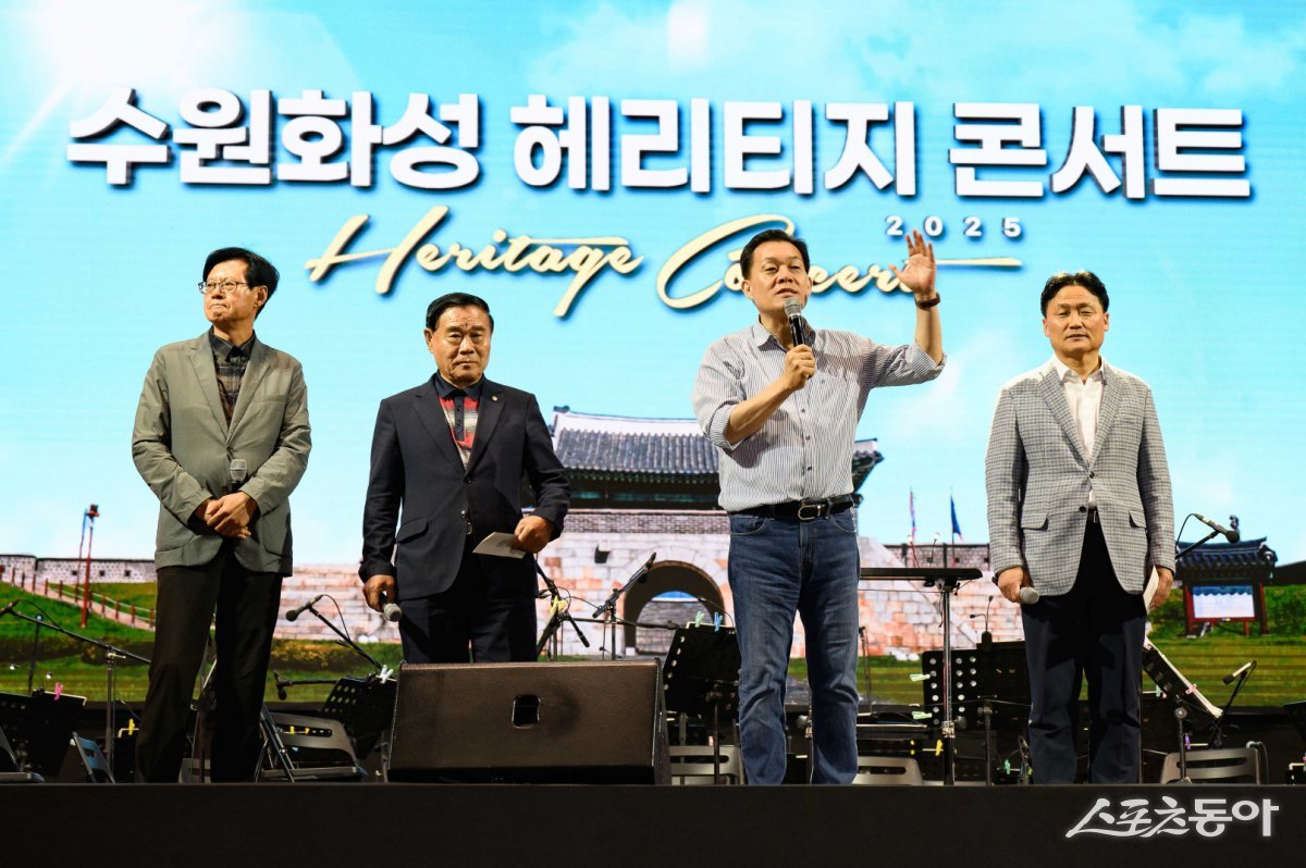 이재준 수원시장이 무대에서 시민들에게 인사하고 있다. 사진제공｜수원시