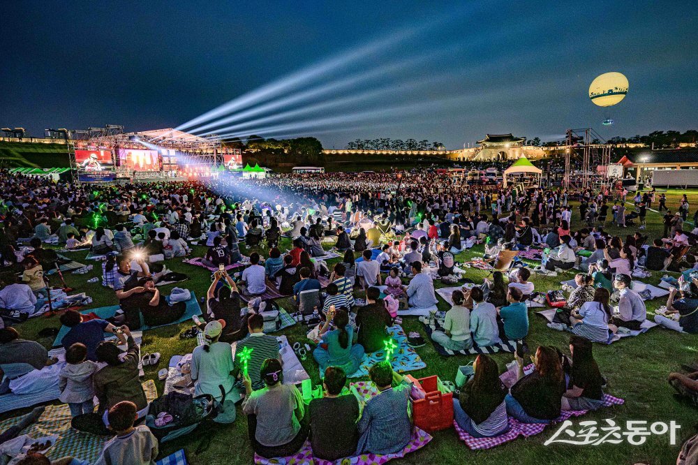 2025 수원화성 헤리티지 콘서트를 찾은 관람객들 모습. 사진제공｜수원시