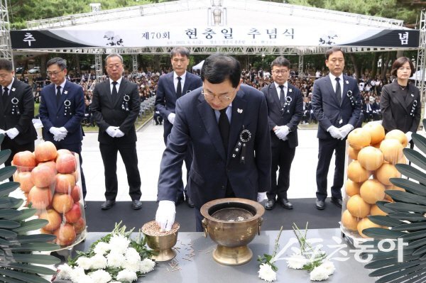 주낙영 경주시장과 간부 공무원들이 제70회 현충일 추념식에서 분향하고 있다.  사진제공 ㅣ 경주시