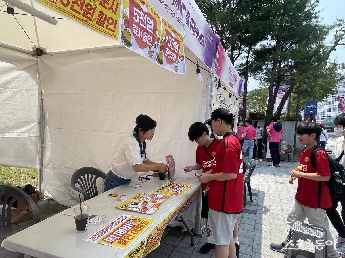 구미시 공공배달앱 ‘먹깨비’가 아시아육상대회가 열린 지난 5월 한 달간 4만7000건의 주문, 11억6000만 원의 매출을 올렸다. 사진은 구미시민운동장에 설치된 ‘먹깨비’ 부스. 사진제공ㅣ구미시