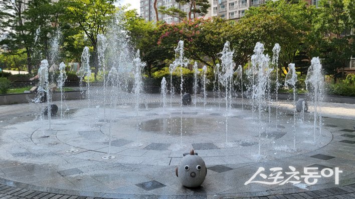 대전시(시장 이장우)는 여름철을 맞아 시민들이 안심하고 물놀이형 수경시설을 이용할 수 있도록 6월 9일부터 8월까지 수질 관리 및 안전 점검을 강화한다(물놀이형 수경시설 바닥분수). 사진제공｜대전시