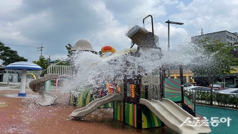 대전시(시장 이장우)는 여름철을 맞아 시민들이 안심하고 물놀이형 수경시설을 이용할 수 있도록 6월 9일부터 8월까지 수질 관리 및 안전 점검을 강화한다(물놀이형 수경시설 어린이조합놀이대). 사진제공｜대전시