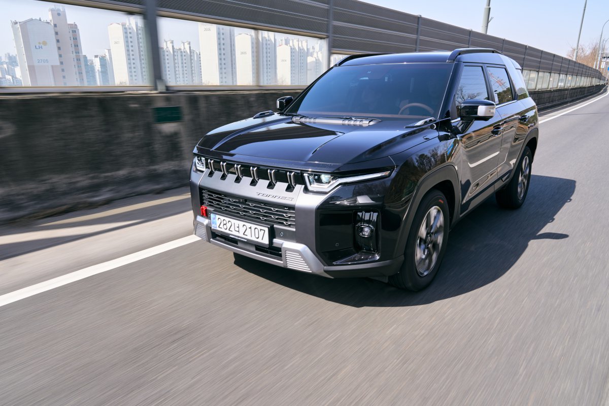 토레스 하이브리드는 하이브리드 전용 e-DHT 시스템과 EV 모드 94% 구현으로 정숙하고 효휼적인  주행이 가능하다. 사진제공｜KGM