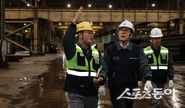 지난해 12월 철강 위기 극복을 위해 동국제강 현장을 방문한 이강덕 포항시장의 모습. 사진제공ㅣ포항시
